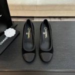 chane* ｜小香25Ss春夏新品 性感珍珠跟高跟单鞋 很经典百搭的设计 无论什么场合都可以Hold住 任何身高都能驾驭的高度 且不失气场和魅力 特色在于鞋跟