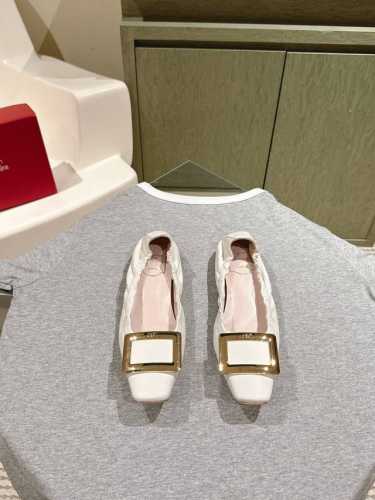 roger vivier new arrival～ RV 新款一双又软时髦的芭蕾舞鞋 优雅少女气氛感十足♀這對平底芭蕾舞鞋超級舒服 鞋底做了軟墊，穿上後軟綿綿的