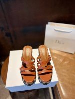 dior Chrono迪奥 高版本新款凉鞋. 简约超级百搭. 上脚完美奢华可任意搭配春夏服饰. 脚感更是舒适！ 材质原版完美复刻. 原版拆解开模. 1原版电镀古