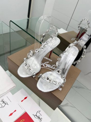 出厂 Christianlouboutin 路铂廷 Cl红底鞋 2670 春夏系列新品登场 创意大胆的鞋履设计尽显前卫态度 焕新都市造型 优雅时尚上面镶有银色搭