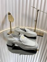 Miu Miu 24Ss秋冬季 布洛克方头乐福鞋 这款布洛克鞋线条简约设计经典 饰以Miu Miu徽标搭扣等金属细节 后松紧设计可踩脚一脚蹬 鞋面采用了进口 胎