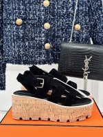 厂价 HermèS 爱马仕经典H厚底凉鞋 依旧是永恒经典的H造型 极约复古的设计 浓厚的异域风情 厚底在拉长腿方面真的Yyds 百搭舒适 上脚秒变大长腿！ 面料