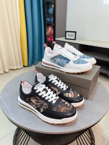 出厂价P Thom Browne 汤姆 布朗 男款白色休闲 这个邪魅酷感的新锐品牌 Lb让我们在这个夏天有了放松 时髦 个性的新选择 Tb白鞋风暴 鞋面采用原版
