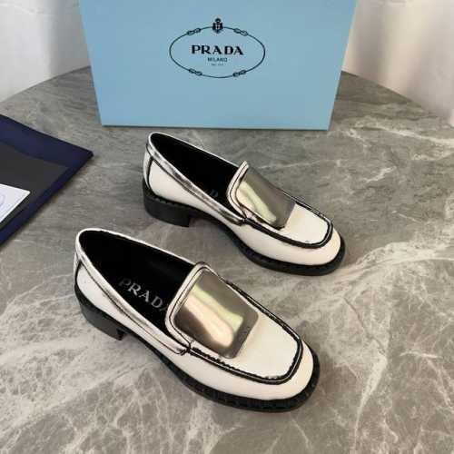 工厂P价 女装女鞋 运动原单 P家最新款 面：进口开边珠、牛漆皮 里：超软丝绸牛皮 垫：丝绸牛皮 底：原版1:1工艺大底 原版包装 Size ：35-41 40