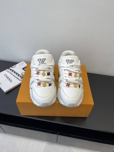 顶级版本 配饰60 Louis Vuitton Runaway Maxi 运动鞋 面包鞋 Lv Runaway Maxi 黑白配色的胖丁 这个胖胖呼呼的好可爱