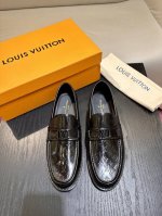 顶级版本 L 本款 Major 乐福鞋取材镜面牛皮革，部分压印 Mini Monogram 图案。手工缝纫鞋面彰显路易威登的精湛工艺，Lv 字母点缀柔软皮革及橡