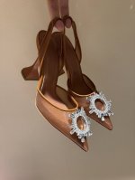 25Fw 走秀时尚款 漆皮 真丝面料，细腻柔美，仿佛穿上了春天的浪漫。 内里羊皮，舒适透气，每一步都像踩在云端。 牛皮大底，原版注塑，质感与耐用并存。 9.5C