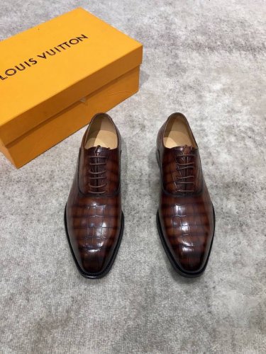 Louis Vuitton Lv 男士经典牛津鞋男士商务正装雕花皮鞋 经典款 杏仁核精致鞋头 极致艺术 全鞋采用进口打蜡饮奶牛牛皮古法手工描改擦色 棕色 精挑细