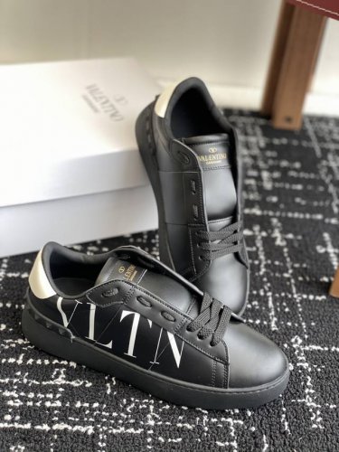 代购级 Valentino 经典升级 低帮绑带运动鞋、休闲鞋 男士女士真皮板鞋华伦天奴运动板鞋简直太棒了 时尚潮流炫酷+经典复古，情侣款最新时尚运动鞋系列都有货