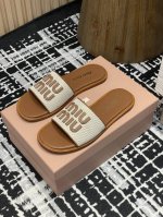 25Ss早春新款Miumiu麻布字母logo平底一字拖鞋妥妥的度假风来袭 Zp开发 原版拆卸 对版缪缪字母 Miu真的太少女啦！夏天怎么能少得了一双百搭又舒适的