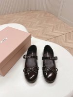 出 ，Miumiu 新款蝴蝶结皮带扣芭蕾舞鞋玛丽珍单鞋 秀场工艺来自Miu Miu系列的细节特写，新季的潮流要素，与此刻挚爱的概念，玛丽珍芭蕾舞传达现代风格~