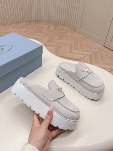 最新系列！Prada 普拉达2025春夏新款厚底凉鞋 三角扣面包包头半拖鞋 最新走秀系列 经典升级 舒适度与时髦度并存 每个颜色搭配都好看，设计搭配不同风格需求