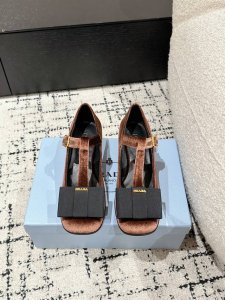 PRADA 普拉达 25 早春新款 粗跟圆头 蝴蝶结玛丽珍 经典时尚配色 毫不费力的优雅风来袭 时髦 精致绝美包头 外穿时尚气质简约新款日常美出高级感，上脚超好