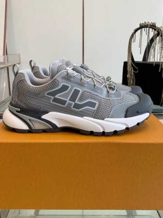 驴牌Runner Tatic男款系列 厚底休闲运动鞋跑鞋 原版购入开发 做货 本款 Lv Runner Tatic 运动鞋融合网格面料和饰带等科技材质，演绎传统 - 点击图像关闭