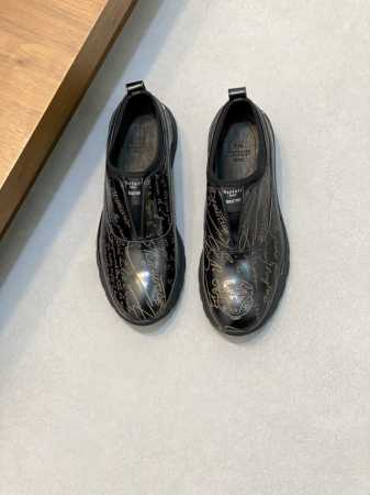 新款 Berluti布鲁提手工擦色男鞋 重工打造 纯手工制作 这款具有独特现代感的鞋履打破常规，用皮质鞋面搭配极为柔韧且超轻的鞋底，柔软水染牛皮内里，橡胶组合大 - 点击图像关闭