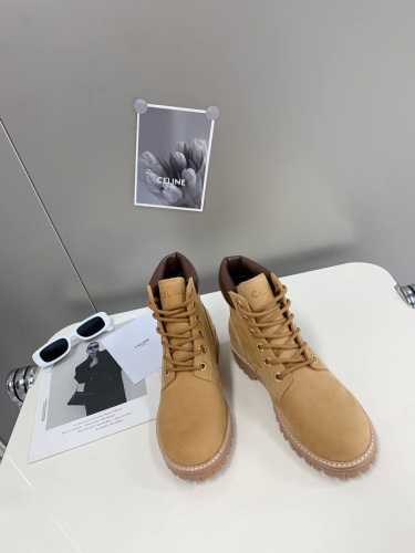 Celine 赛琳 最新走秀款马丁靴、低调简约的设计，上c家logo点缀、极具品牌辨识度、上脚显瘦轻便，无论搭配什么都可以轻松驾驭鞋面采用进磨砂小牛皮，全真皮没