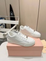 冲量价: 时髦精必备 Miu Miu 休闲鞋 家人们，今天必须给你们分享 Miu Miu 的这款休闲鞋！简直太好看啦！ 它的设计简约又不失时尚感，经典的款式超级