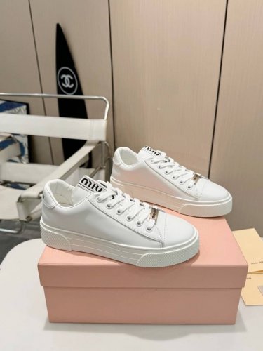 冲量价: 时髦精必备 Miu Miu 休闲鞋 家人们，今天必须给你们分享 Miu Miu 的这款休闲鞋！简直太好看啦！ 它的设计简约又不失时尚感，经典的款式超级