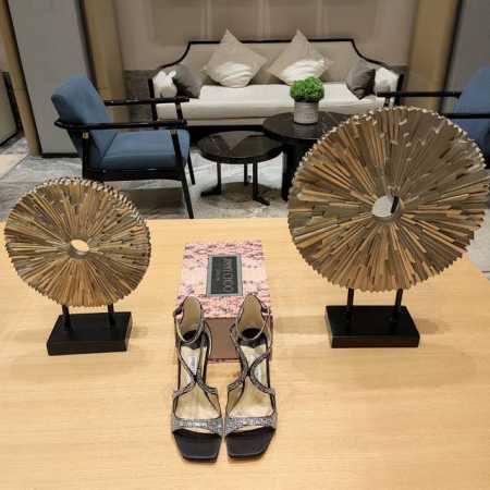 Jlmmy Choo周仰杰2024 专柜款3D棱格磁铁盒包装 顶级版本，低端勿比。 摩登鞋履，Azia95大弧度手工绸缎凉鞋系列。 “彩色系满钻烫系列”！ 时尚 - 点击图像关闭