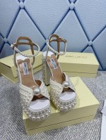 Jimmy Choo 吉米周 是一个非常全面之尊贵时尚生活品牌 香港,美国等大时尚博主及明星的同款表带女士短靴系列 澳大利亚尖头 圆头系列 简直是美上天了 爱上
