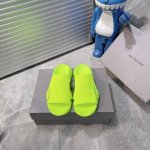 出厂 Balenciag* 巴黎世家拖鞋 升级版推出Speed 2.0 版本全新袜子鞋拖鞋 原厂货 绝非通版 2.0版的袜子部分可以把脚背和脚踝完全包裹起来 鞋