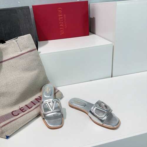 高品质出厂340！顶级品质Valentino 华伦天奴25春夏新品V扣平底拖鞋！新款限定 官网同步 时装周新款 小红书推荐种草 独特风格！简约精美,大方优雅！这