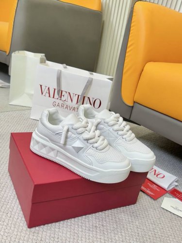 独家厚底粗鞋带最高端 valentino华伦天奴 厚底粗鞋带爆款休闲鞋 张艺兴 关晓彤众多网红明星同款 代言引领潮流 面料:原版定制全粒面牛皮 内里:原版1:1