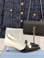 厂价 PRADA 普拉达25走秀尖头猫跟单鞋必须夸一下这双小猫跟挺高级的 酷中带点小性感！鞋面采用进口开边珠牛皮内里垫脚进口小羊皮 意大利进口牛皮大底跟高：5.