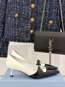 厂价 PRADA 普拉达25走秀尖头猫跟单鞋必须夸一下这双小猫跟挺高级的 酷中带点小性感！鞋面采用进口开边珠牛皮内里垫脚进口小羊皮 意大利进口牛皮大底跟高：5.