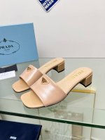 prada 普拉达 Ss春夏新品 Saffiano牛漆皮高跟拖鞋 闪亮登场 小红书各大博主推荐，彰显经典魅力。 跟高4Cm 面料十字纹牛漆皮 羊皮内里 意大利真
