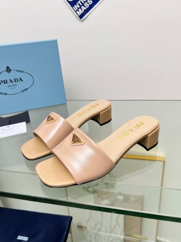 prada 普拉达 Ss春夏新品 Saffiano牛漆皮高跟拖鞋 闪亮登场 小红书各大博主推荐，彰显经典魅力。 跟高4Cm 面料十字纹牛漆皮 羊皮内里 意大利真