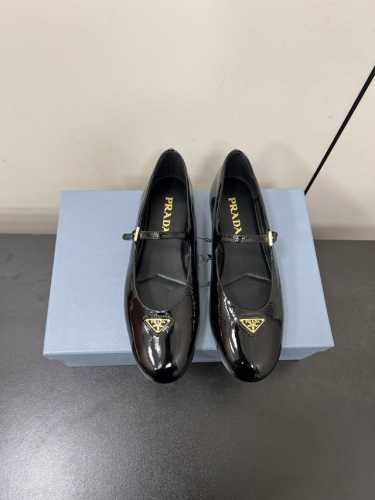 漆皮面 PRADA 25ss 普拉达秋冬新品 实力来袭 玛丽珍单鞋 芭蕾舞鞋超级爆系列爆品，各大网红明星乔欣，程潇，同款圆头三角扣 玛丽珍单鞋 ！时髦百搭nic