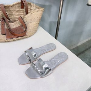 高品质出厂 ！小众潮牌Tory Burch25春夏秀款五金扣小坡跟平底拖鞋！可盐可甜！就很有当代的复古那味儿～～ 既舒适又有玛丽珍的时髦俏皮 脚感是你们想不到的