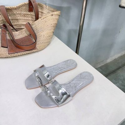 高品质出厂 ！小众潮牌Tory Burch25春夏秀款五金扣小坡跟平底拖鞋！可盐可甜！就很有当代的复古那味儿～～ 既舒适又有玛丽珍的时髦俏皮 脚感是你们想不到的