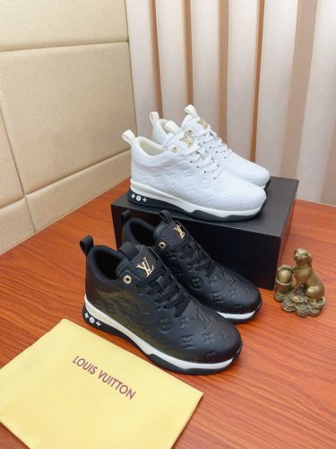 实价： Lv 男鞋高端品牌：官网1：1最新力作：鞋面采用意大利进口头层牛皮冲孔设计全真皮内里制作，让行走更加便捷舒适！独家新款，惊世之作 ！打造时尚个性衬托你的