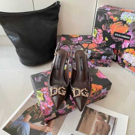 出厂 杜嘉班纳 D&G 2025顶级专柜 新款限定 官网上新 独家首发 Dg 25Ss-早春 字母扣尖头高跟鞋 Dg高跟 Dg美鞋 Dg鞋控 小红书种草新款 仙 - 点击图像关闭
