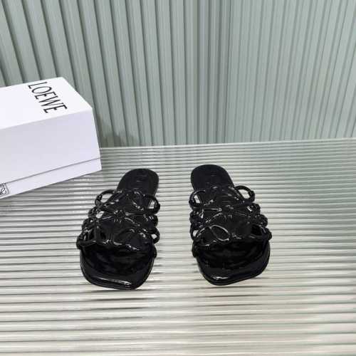 罗意威春夏新款拖鞋 疯狂种草简约设计感觉更干净优雅 让你念念不忘 颜色也很耐看漂亮，上脚瞬间气质十足气场，简直无敌帅气有型 鞋面采用牛皮印花 内里踮脚 羊皮 意