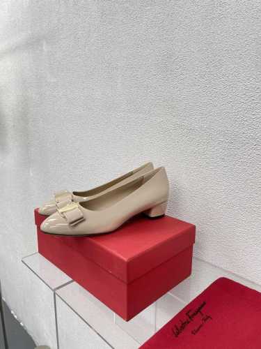 漆皮 舒适 平底蝴蝶结 经典五金扣件 鎏金工艺 Ferragamo 杏色 24 菲拉格慕 平底鞋拖鞋 今期高频曝光 人对Fam刮目相看加上各路明星 更加适合日常
