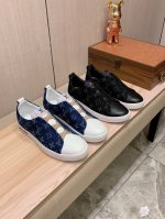 新款: 厂价 Lv* 最新爆款休闲鞋，顶端品牌 奢侈～代购，顶级～质量。 鞋面選用进口透气牛皮和布料制作材质透气羊皮垫脚 精细做工。原版个性时尚柔软橡膠耐磨防滑