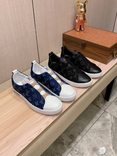 新款: 厂价 Lv* 最新爆款休闲鞋，顶端品牌 奢侈～代购，顶级～质量。 鞋面選用进口透气牛皮和布料制作材质透气羊皮垫脚 精细做工。原版个性时尚柔软橡膠耐磨防滑