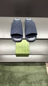 g家 新款 男码39～45， 46.订做 这款拖鞋采用 Gg 聚酯纤维制成，正面饰有 Gucci 标签，为款式增添了醒目的徽标感。 “Gucci Made In