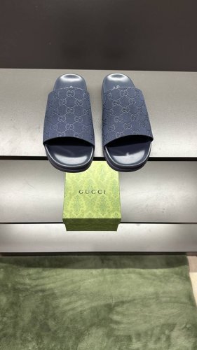 g家 新款 男码39～45， 46.订做 这款拖鞋采用 Gg 聚酯纤维制成，正面饰有 Gucci 标签，为款式增添了醒目的徽标感。 “Gucci Made In