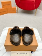 女款 L’V Cosy Comfort平底毛拖采用绒面牛皮革包裹舒软羊毛皮革内衬，以韧性鞋垫和轻盈微型外底升级舒适体验。装饰彰显考究质感，恰似经典Twist手袋