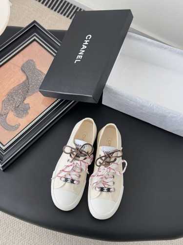 Chanel 25K新款熊猫拼色休闲鞋 这款百搭的板鞋 看似平平无奇 上脚后属实好搭 酷毙了 后跟拼起来是立体的Logo 细节满满 这款休闲鞋很轻便 上脚超舒服