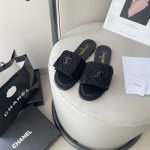 橙子出厂价p chanel 香奈儿春夏新款 经典书包扣翻盖毛织拖鞋 经典永不过时 翻盖式书包锁扣设计风格 显瘦百搭 穿不腻的拖鞋 脚感非常舒适 凸显优雅的爆品