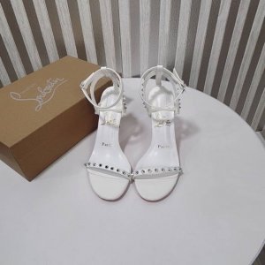 橙子出厂价p christianlouboutin 春夏新款 Cl红底鞋 铆钉一字带高跟凉鞋 铆钉加持 释放你的不羁灵魂 朋克风铆钉 彰显个性酷感十足的铆钉元素
