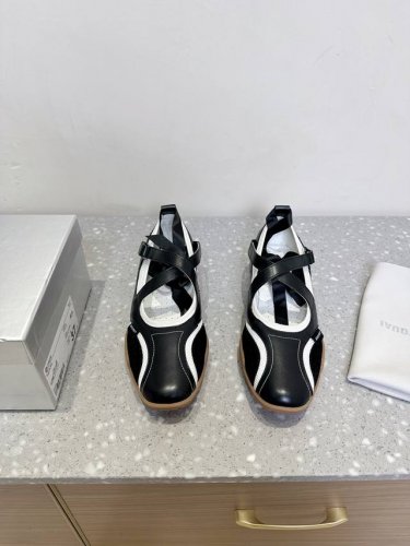 27Quai 小众潮牌 25Ss春夏新款 走秀款系带 芭蕾舞鞋 德训鞋 设计理念源于拳击靴和芭蕾舞鞋两者的结合 动感而柔美 体现了纯正的运动元素和混合的魅力 从