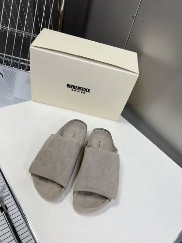 布 皮 Fear Of Godbirkenstock联名勃肯系列拖鞋 脚背双交叉魔术带设计 极简主义 糖果色调 舒适度极佳 勃肯的鞋子一定要上脚穿了 你才知道它