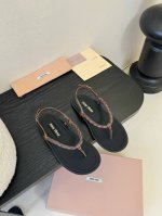 miu Miu 25Ss简约绳结凉鞋 别看简单 工艺每个都很复杂 非常留行的美拉德配色平底鞋，电绣工艺设计、独特风格，简约又时髦 配上脚绳可谓时尚感拉满！ 材质