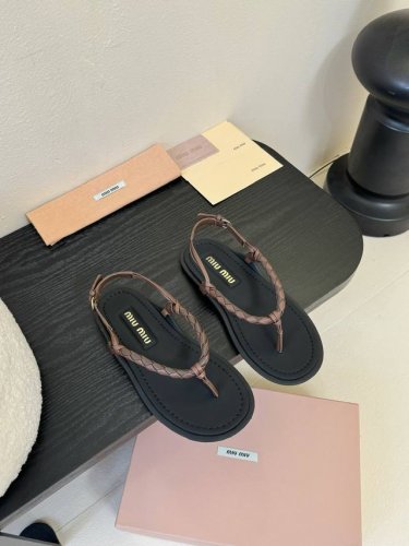 miu Miu 25Ss简约绳结凉鞋 别看简单 工艺每个都很复杂 非常留行的美拉德配色平底鞋，电绣工艺设计、独特风格，简约又时髦 配上脚绳可谓时尚感拉满！ 材质